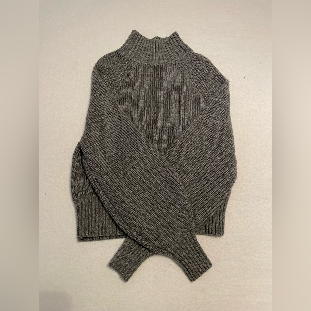 H&M gray turtle neck size S